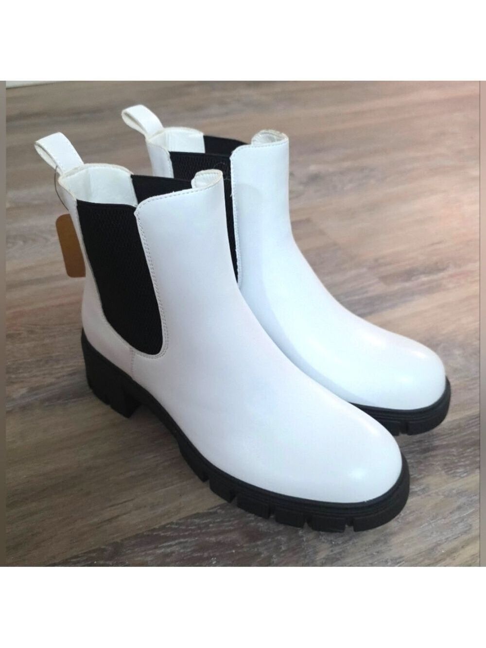 Vepose New York White Slip On Chelsea Boot Size 8.5 - NWT